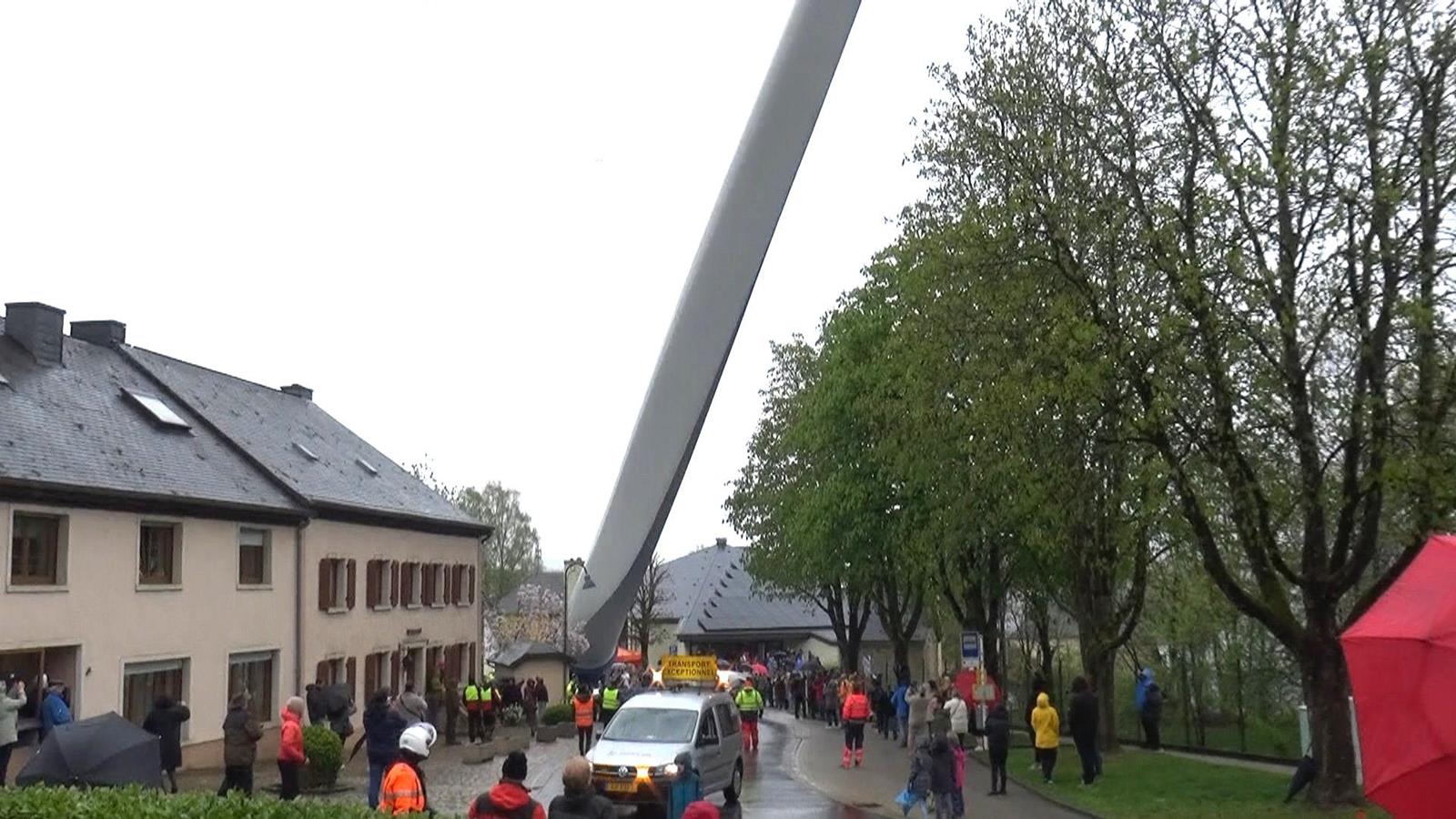 E risegt Rotorblat um Wee op de Kuelebierg zu Biekerech