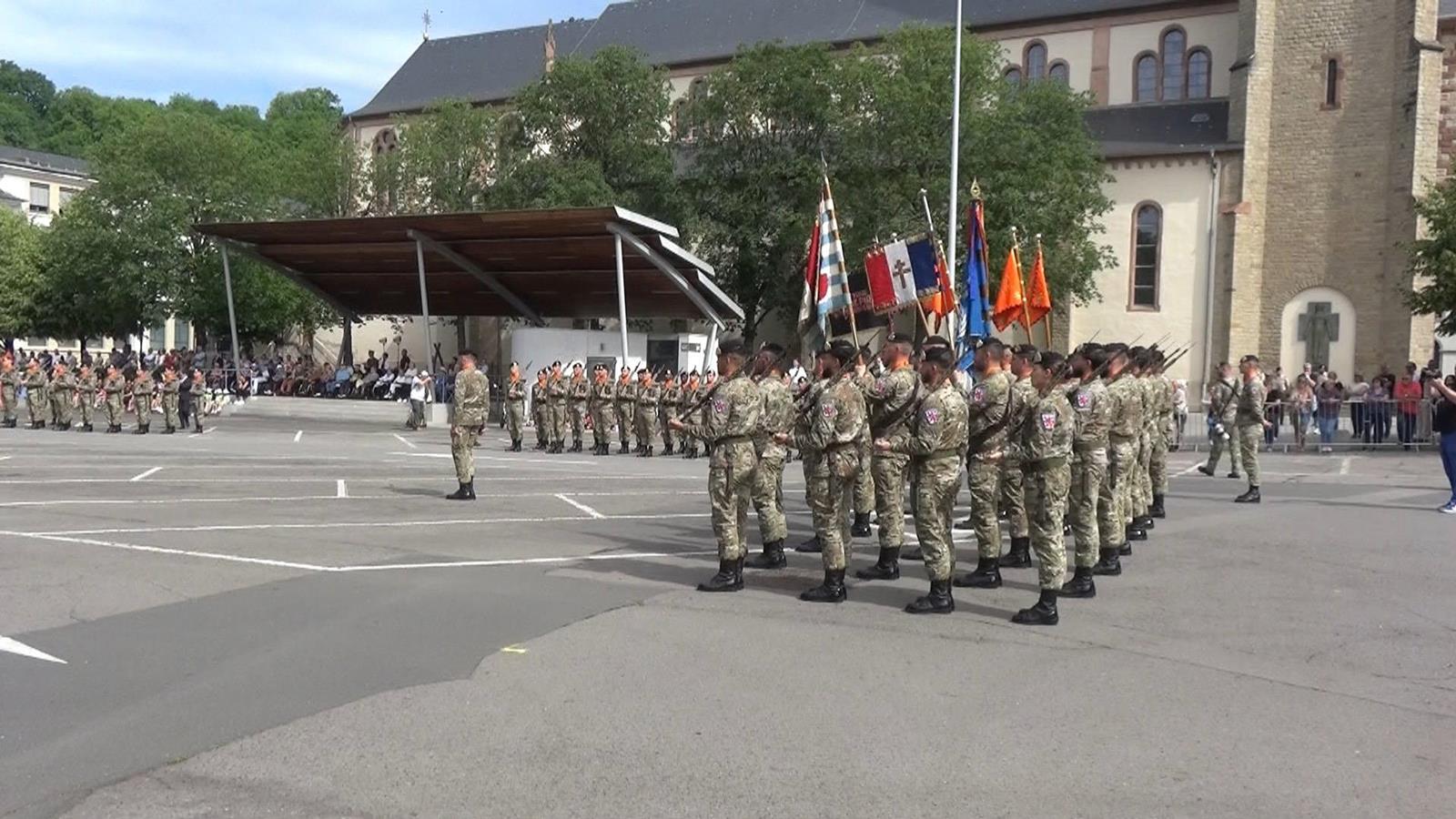 Traditionell Militärparade zu Dikrech am Virfeld vun Nationalfeierdag