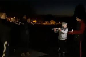 All Dag um 20 Auer en dräifachen Tusch